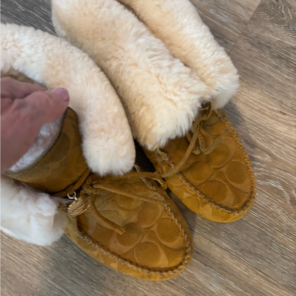 Cozy Coach Cathee Shearling-Lined Moccasins Boots Sz 8.5 B - Picture 3 of 12